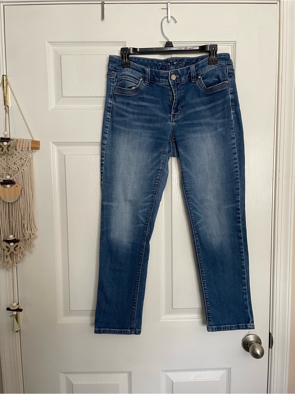 White House Black Market Women’s size 6 Blue Straight Jeans